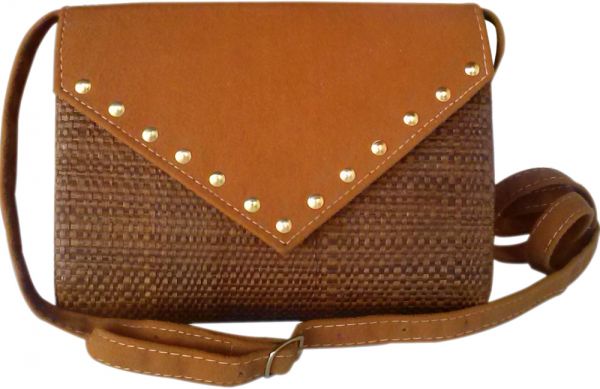 Bolsa Tiracolo com Tampa em Tecido e Metais