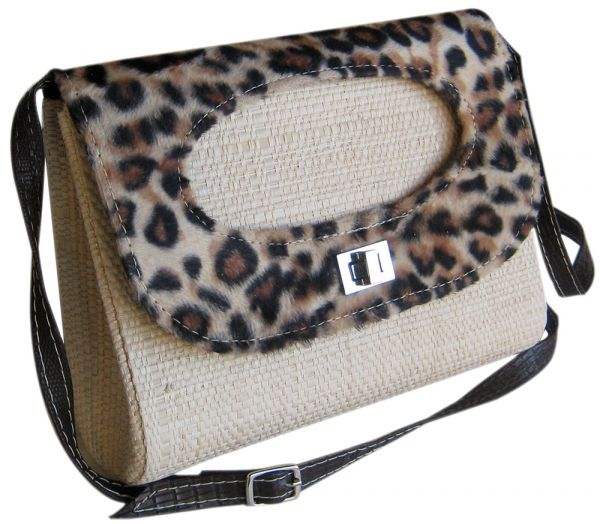 Bolsa Tiracolo com tampa vazada animal print